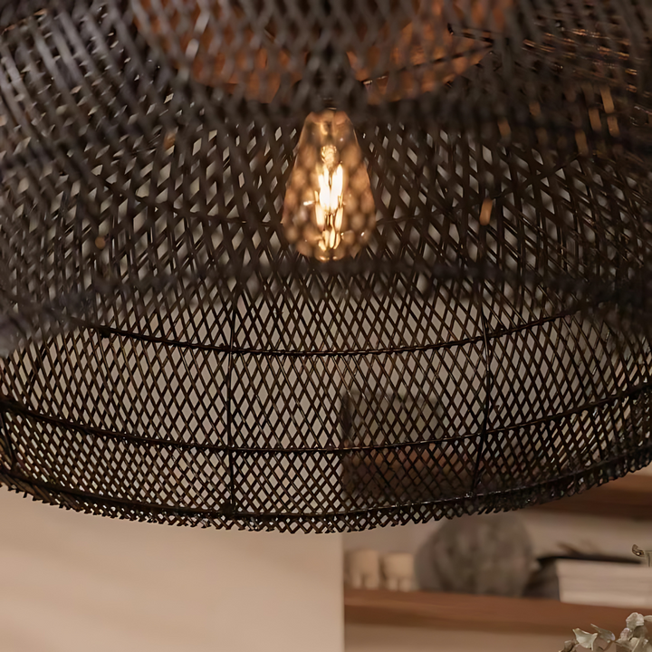 Decoración de hogar: lámpara colgante de ratán natural, estilo boho. Iluminación cálida y artesanal.
