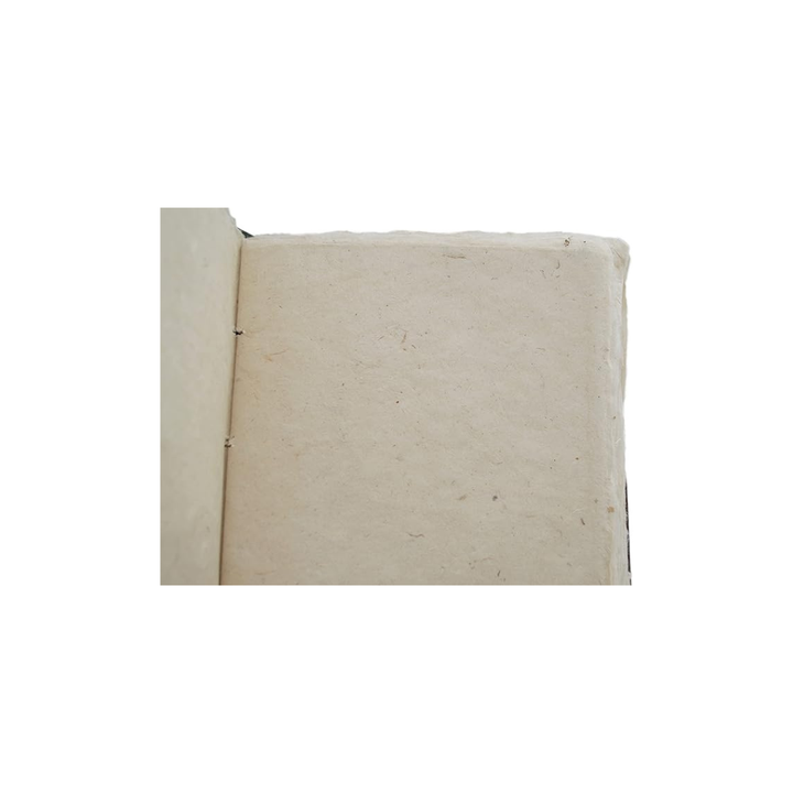 Detalle del cuaderno artesanal Namaste. Papel Lokta hecho a mano, perfecto para escritura creativa y diario.