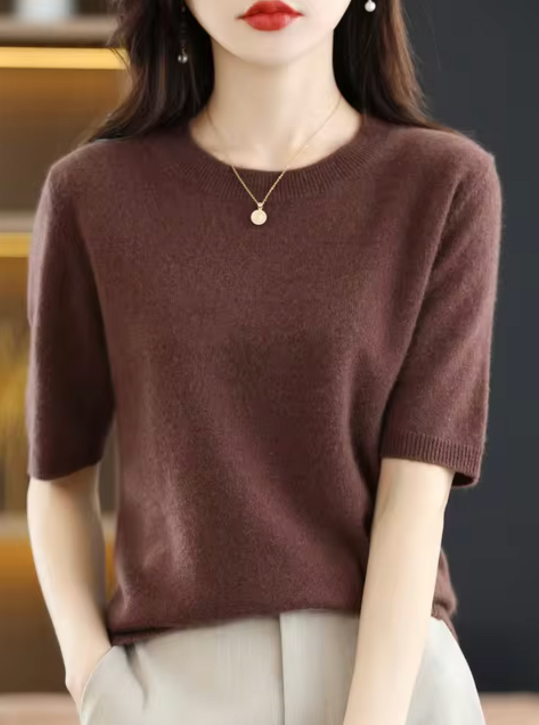 Moda femenina: suéter de manga corta, cuello redondo. Top elegante y sofisticado para cualquier mujer.
