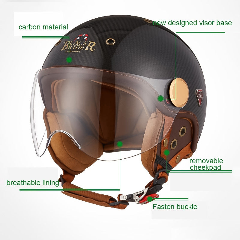 Motorista usando casco de moto de fibra de carbono. Seguridad, ligereza y confort en la carretera con equipo certificado ECE.