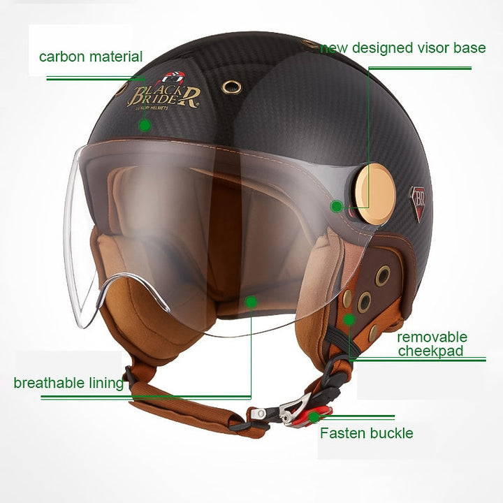 Motorista usando casco de moto de fibra de carbono. Seguridad, ligereza y confort en la carretera con equipo certificado ECE.
