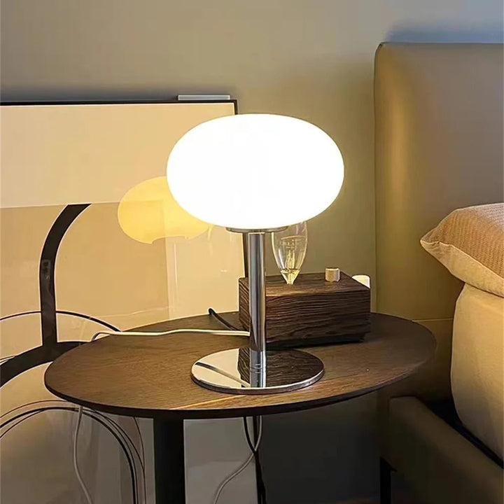 Lámpara LED de mesa portátil con diseño minimalista, inalámbrica y luz regulable para cualquier ambiente.