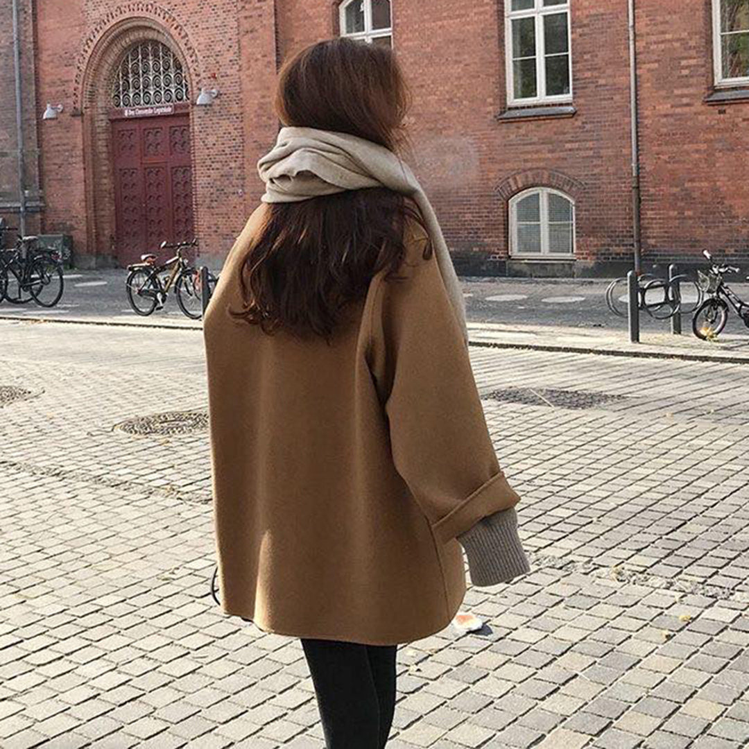 Abrigo largo de invierno para mujer, diseño elegante y cálido. Ideal para moda femenina.