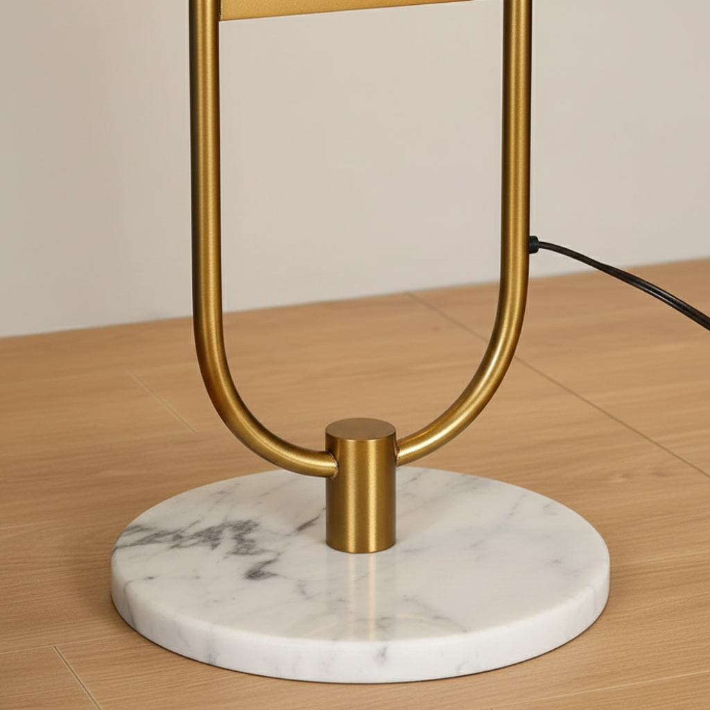 Lámpara de pie moderna con mesa auxiliar redonda, acabados negro y dorado, estilo escandinavo.