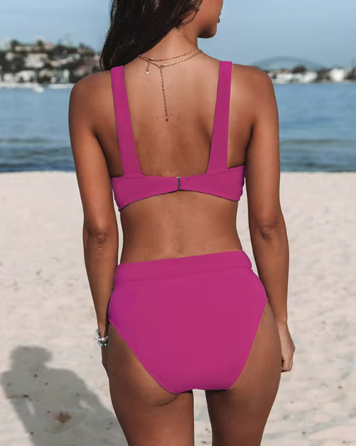 Bañador elegante con top triángulo y braga de cintura alta, ideal para el verano en la piscina.