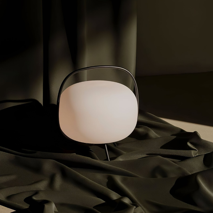 Lámpara de mesa de diseño limpio y minimalista, perfecta para interiores modernos.