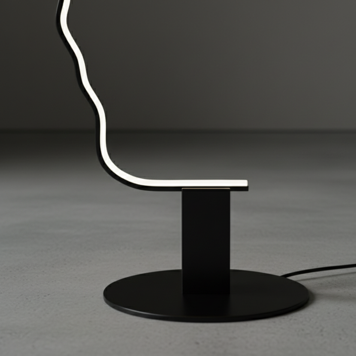 Escultura lámpara de pie con cara humana, diseño interior único. Iluminación LED moderna para espacios.