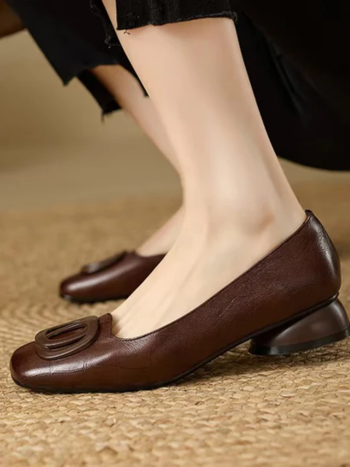 Zapatos planos de mujer, diseño minimalista con punta cuadrada. Ideal para comodidad diaria y estilo moderno.