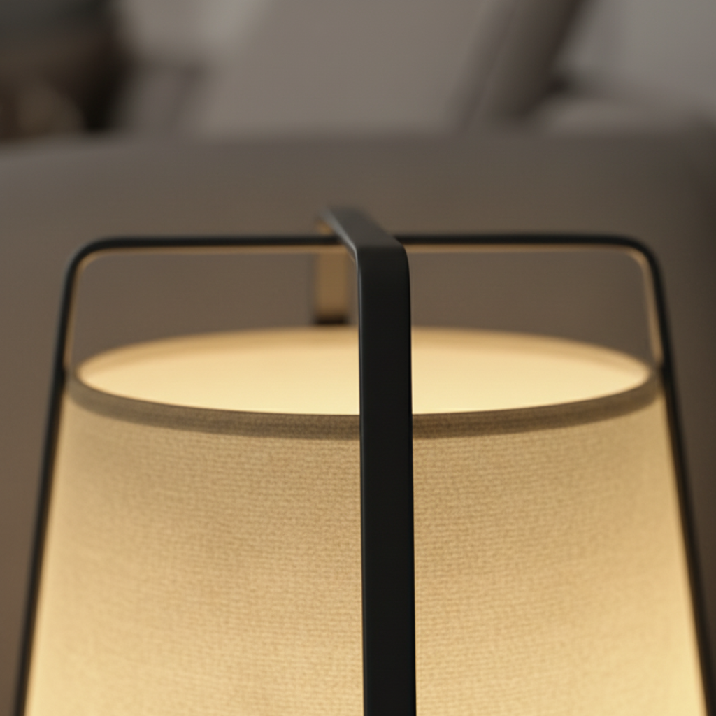 Lámpara de mesa, moderna y funcional, luz cálida para dormitorio o estudio.