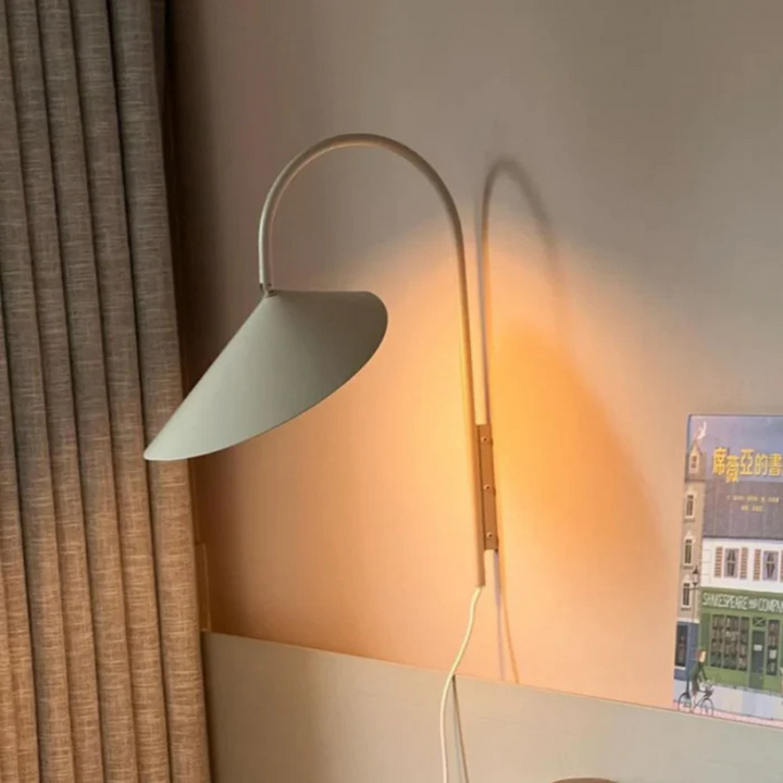 Aplique de pared LED flexible moderno para interiores, ideal para iluminación y decoración del hogar.