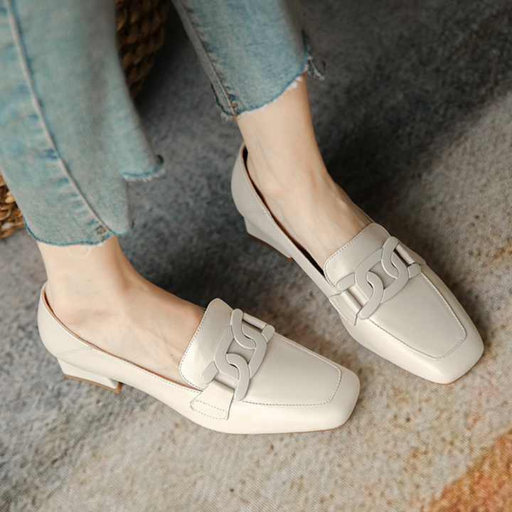 Zapatos elegantes de mujer negros, clásicos y muy cómodos para un look chic versátil.