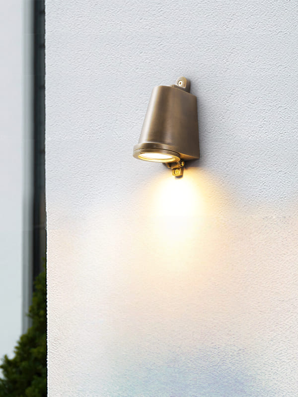 Lámpara industrial exterior impermeable. Aplique de pared vintage con forma de campanilla.