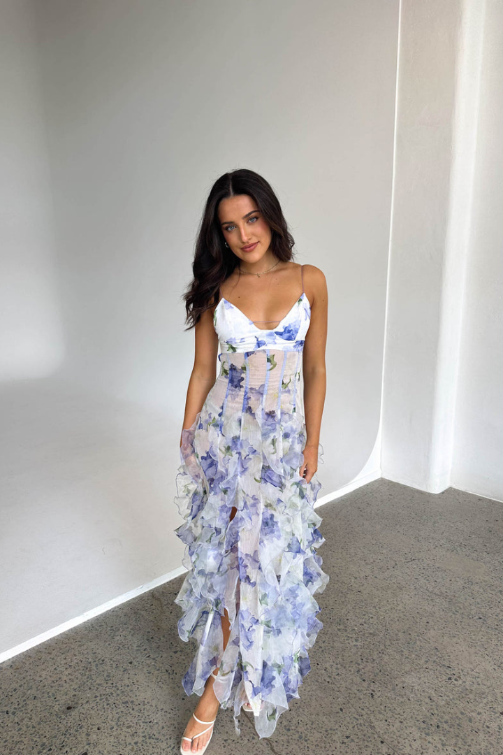 Vestido femenino de verano con falda fluida en capas y delicados tirantes, ofreciendo frescura y estilo único.