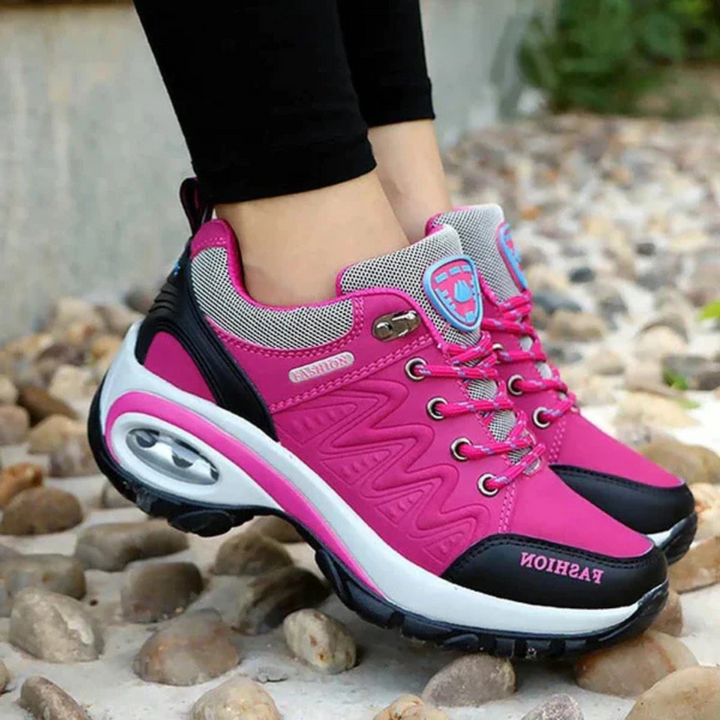 Zapatillas de senderismo para mujer. Calzado deportivo con agarre superior y comodidad para trekking y aire libre.