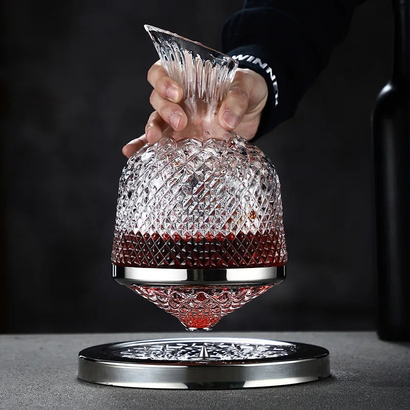 Elegante decantador giratorio de cristal para vino, accesorio de bar que libera su aroma y sabor.