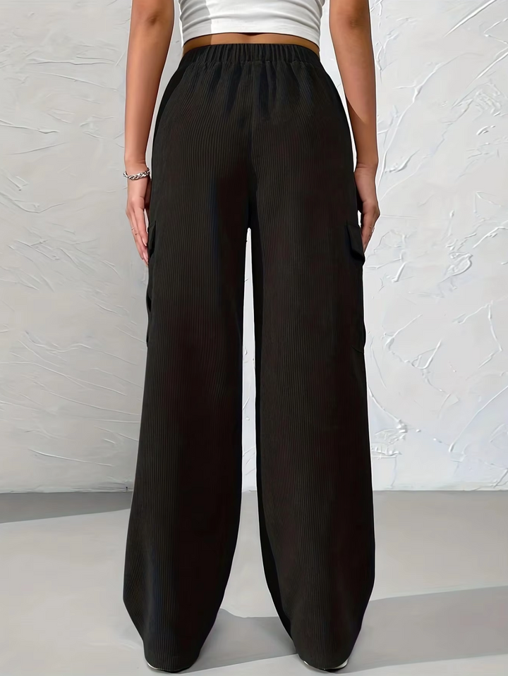 Pantalón cargo moderno de pierna ancha para mujer, muy cómodo. Perfecto para looks casuales y moda urbana.