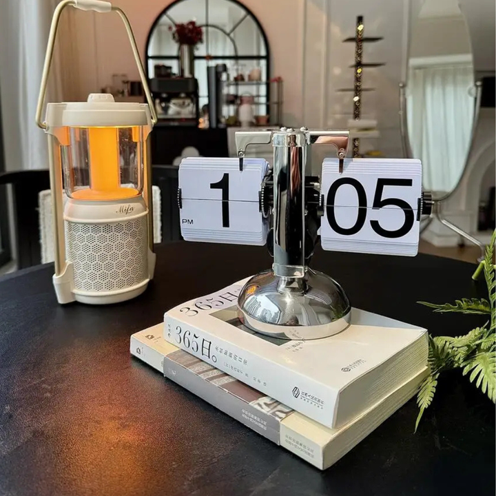 Reloj de mesa compacto estilo retro moderno. Ideal para mesitas de noche o estanterías.