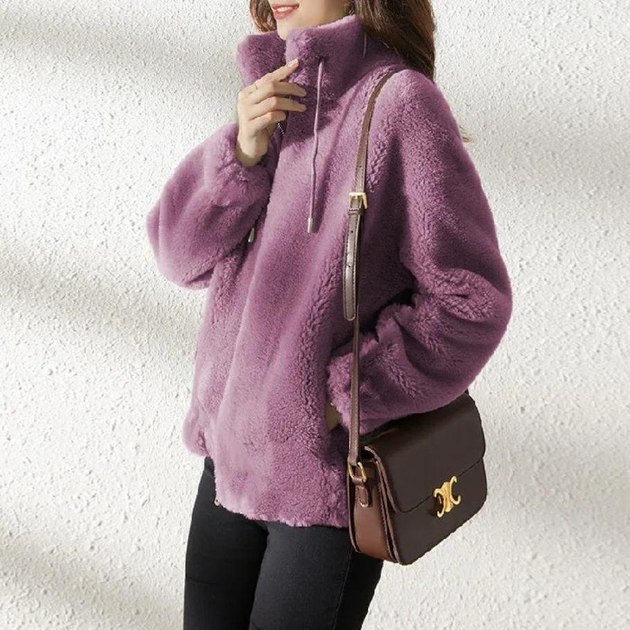 Elegante abrigo de ante oversized, perfecto para ropa de invierno femenina y sofisticada.