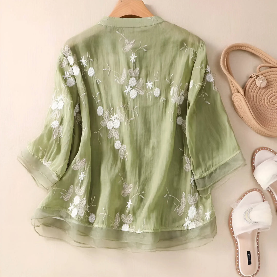 Blusa Giovanna de mujer, confeccionada en algodón floral. Diseño versátil, ideal para lucir chic en cualquier ocasión.