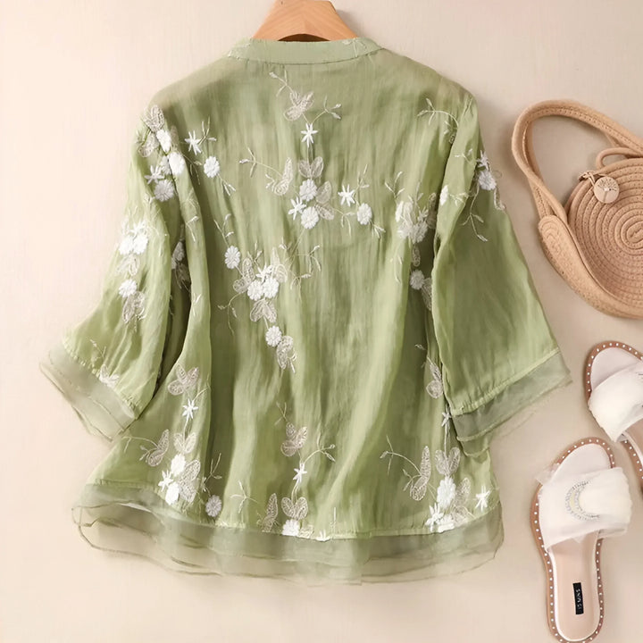 Blusa Giovanna de mujer, confeccionada en algodón floral. Diseño versátil, ideal para lucir chic en cualquier ocasión.