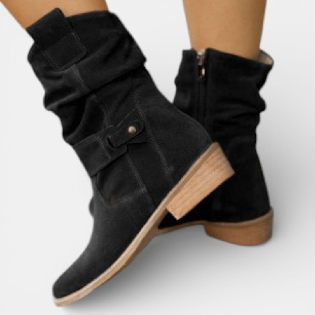 Botas western de mujer en ante negro con punta fina. Calzado elegante para otoño/invierno.