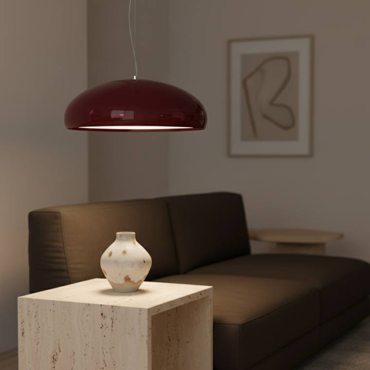 Diseño contemporáneo en lámpara colgante ajustable, ideal para crear ambiente en comedor o cocina.
