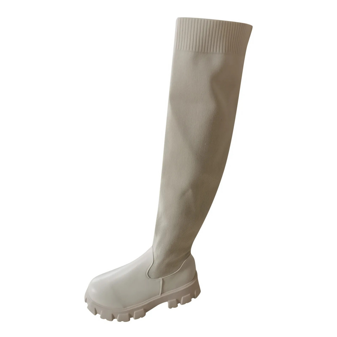Detalle de botas overknee elásticas de mujer con tacón cómodo. Calzado de invierno elegante y versátil.