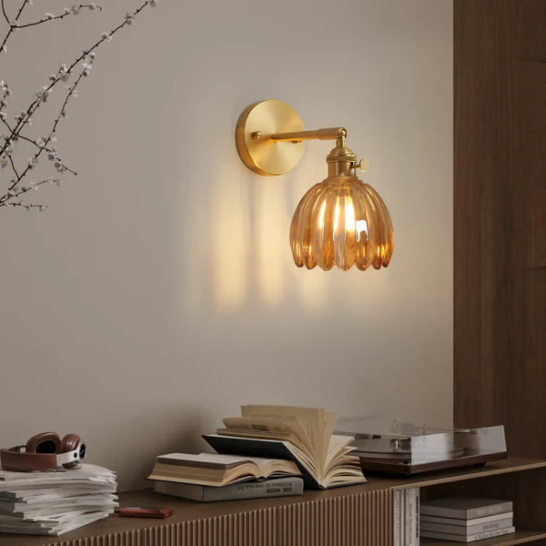 Aplique de pared con vidrio tulipán ámbar, estilo retro vintage, ideal para decoración interior.