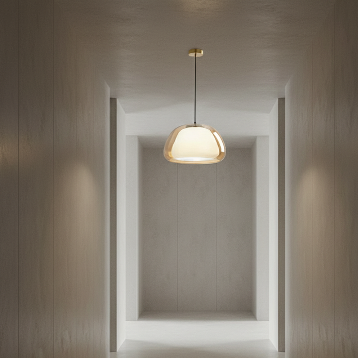 Colgante moderno con cúpula ajustable, ideal para iluminar cocinas y comedores.