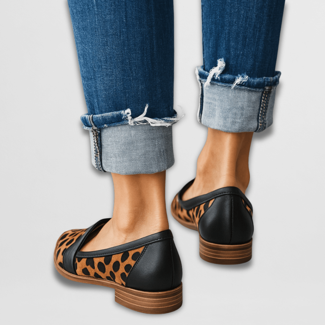 Primer plano de la suela flexible de mocasines ortopédicos. Calzado de mujer ergonómico para un andar ligero y suave.