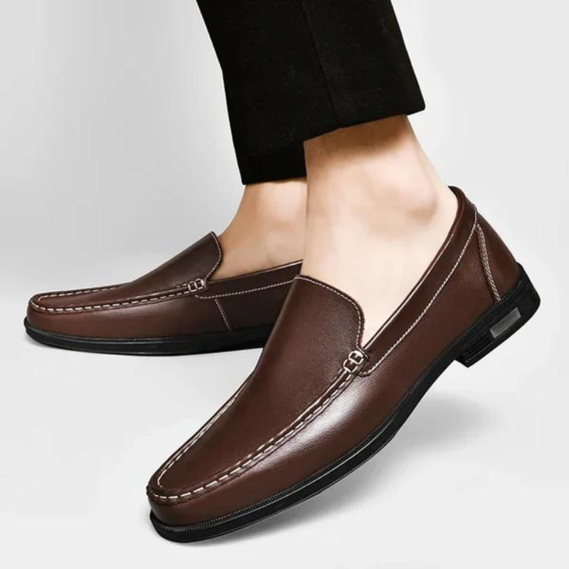 Colección de mocasines de piel para hombre, ofreciendo variedad de colores y estilos.