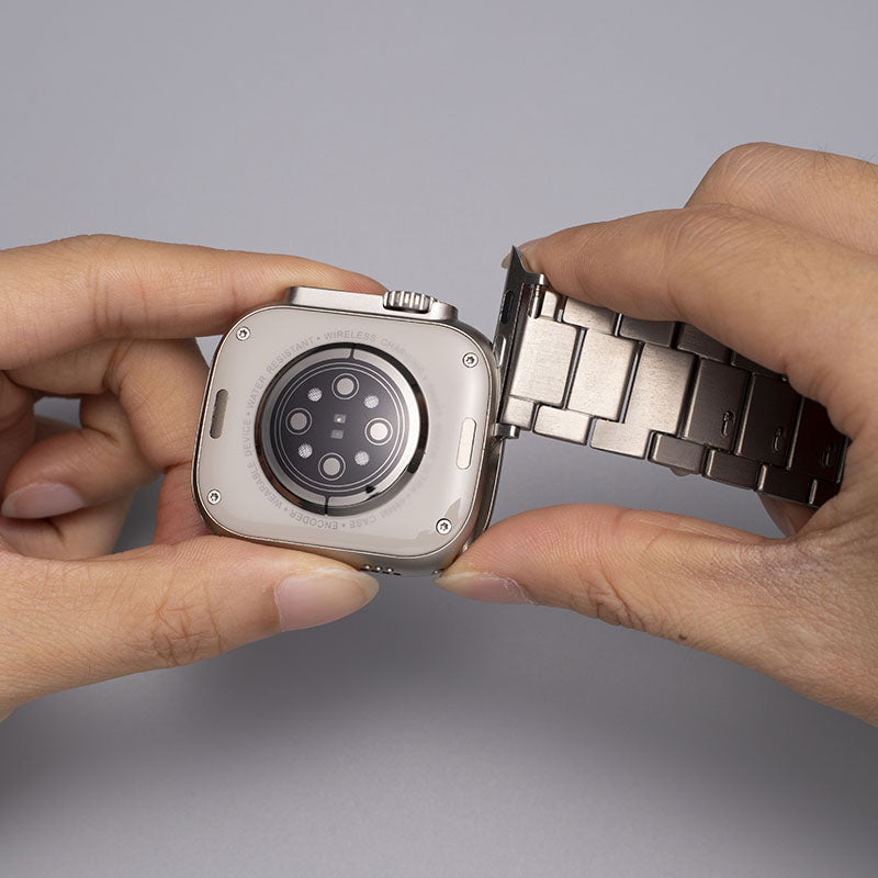 Primer plano de la correa de titanio para smartwatch, mostrando el cierre magnético.