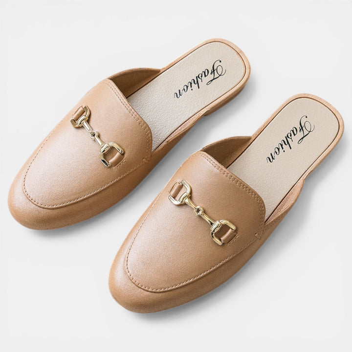 Mules de mujer con diseño moderno y minimalista. Calzado cómodo y casual para cualquier ocasión estival.