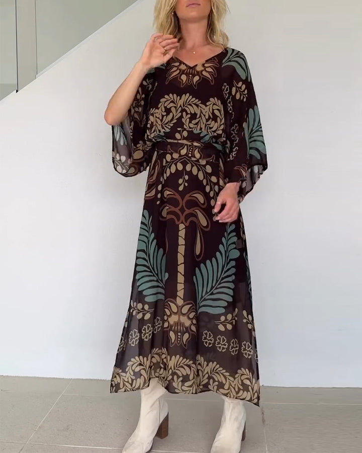 Vestido de verano maxi con estampado de hojas botánicas. Corte fluido y femenino, ideal para el día a día.