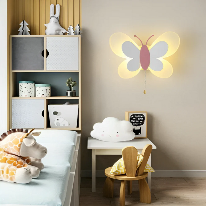 Aplique LED de pared mariposa, fabricado en metal, crea un ambiente cálido y decorativo para niños.