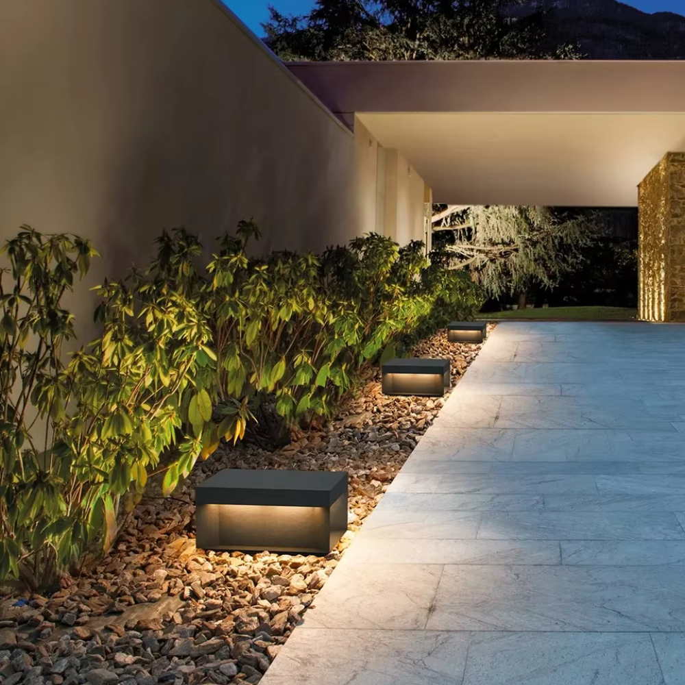 Foco de jardín LED impermeable IP65, perfecto para iluminar zonas exteriores y caminos.