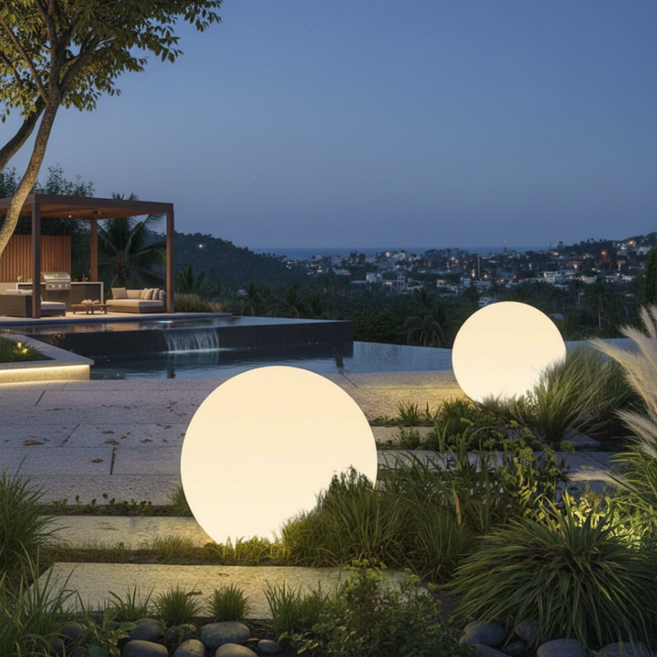 Iluminación decorativa SphereGlow LED, solar y resistente al agua, para fiestas.