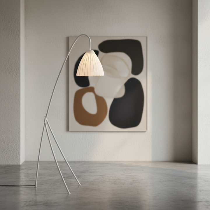 Lámpara de pie trípode elegante. Iluminación interior con luz de ambiente para la sala de estar.