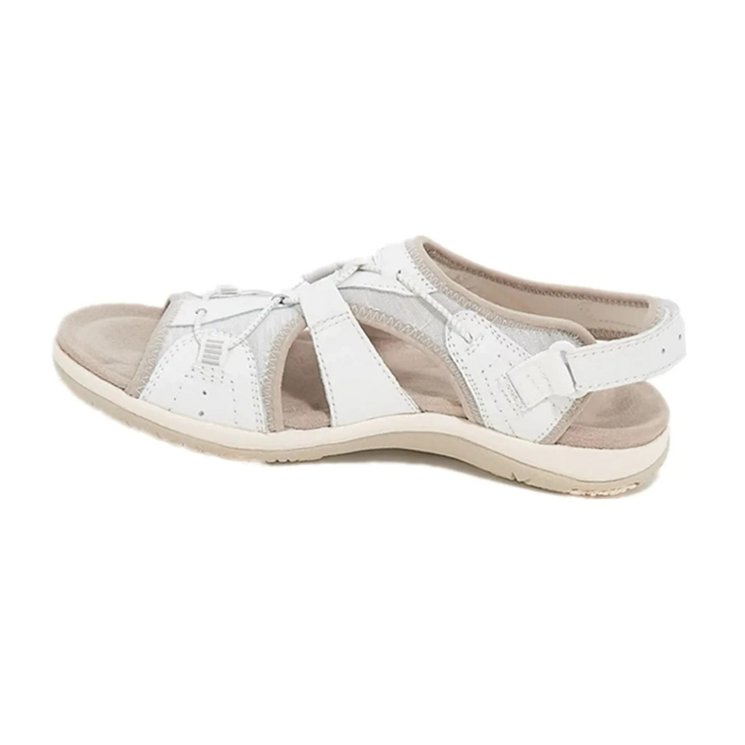 Primer plano de sandalias de verano mujer. Suela suave, acolchada y costuras decorativas. Diseño fresco y cómodo.