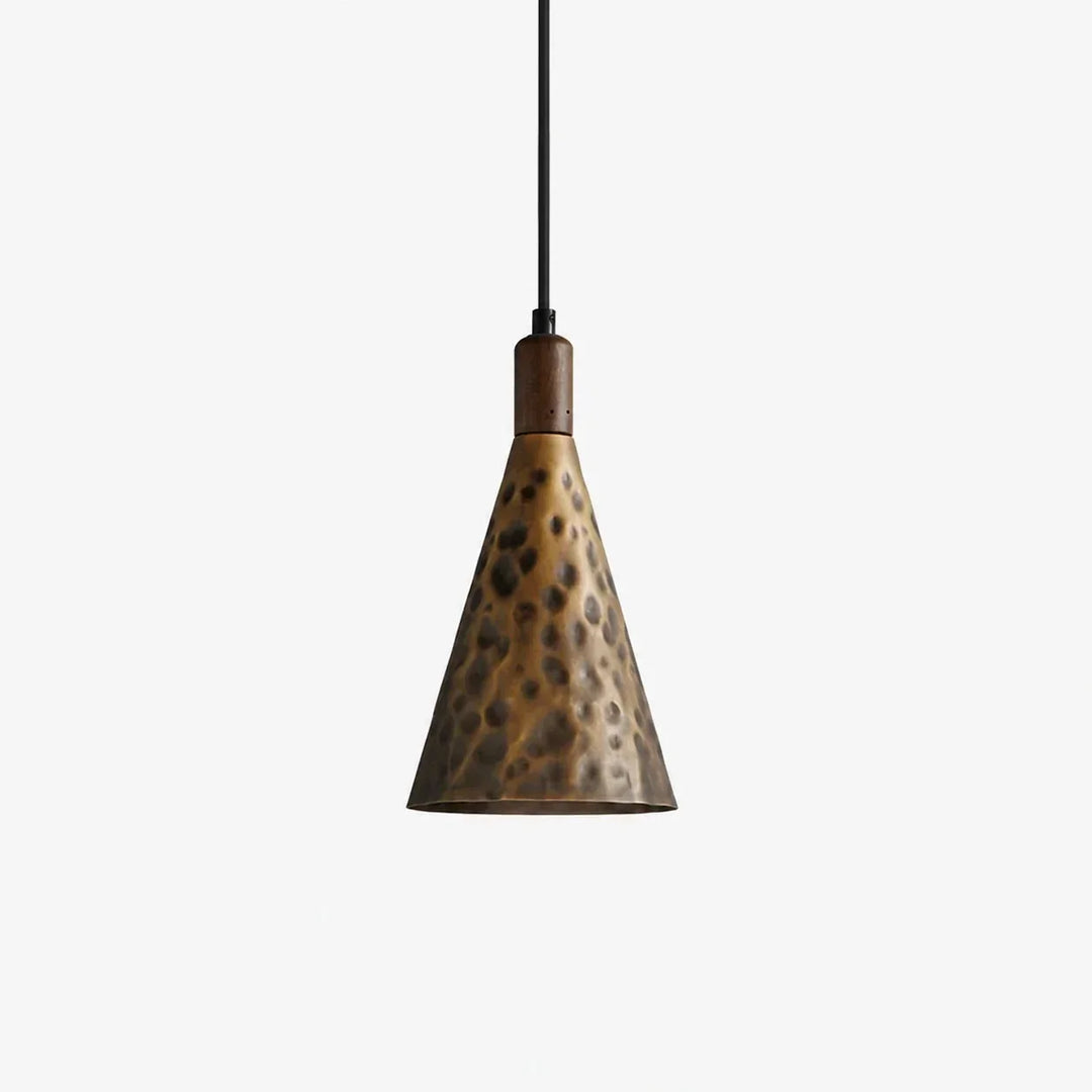 Diseño rústico-industrial: lámpara de techo de cobre martillado, iluminación cálida y moderna.