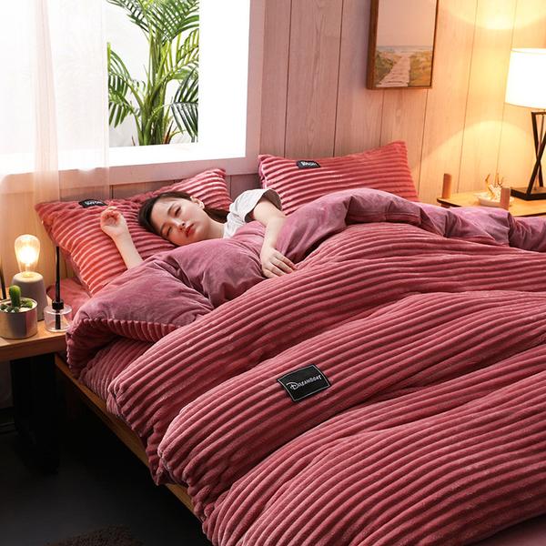 Decoración de dormitorio moderna. Juego de ropa de cama suave y cálido para un hogar acogedor.