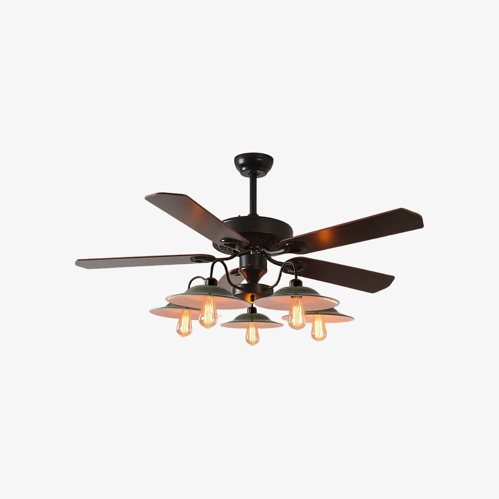 Ventilador de techo industrial grande con luz. Palas de hierro, ideal para espacios amplios y exigentes.