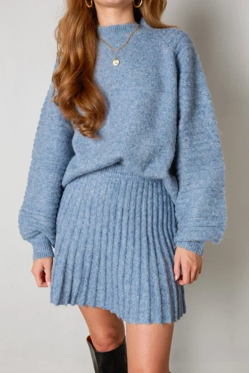 Conjunto de mujer: suéter cálido y falda plisada elegante para fiesta o casual, estilo versátil.