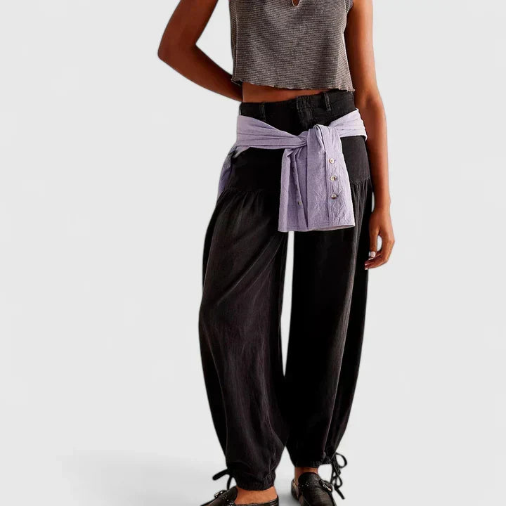 Pantalón de mujer bohemio y versátil con pliegues y bolsillos anchos, perfecto para un estilo elegante y cómodo.
