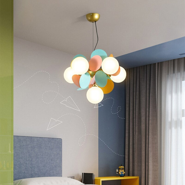 Araña de luz LED, diseño moderno y elegante para iluminación de techo.