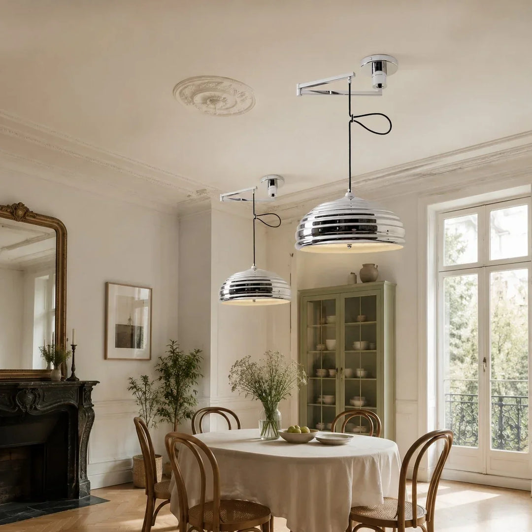 Lámpara de techo ajustable, cromo pulido, ideal para iluminar comedor o espacios modernos.
