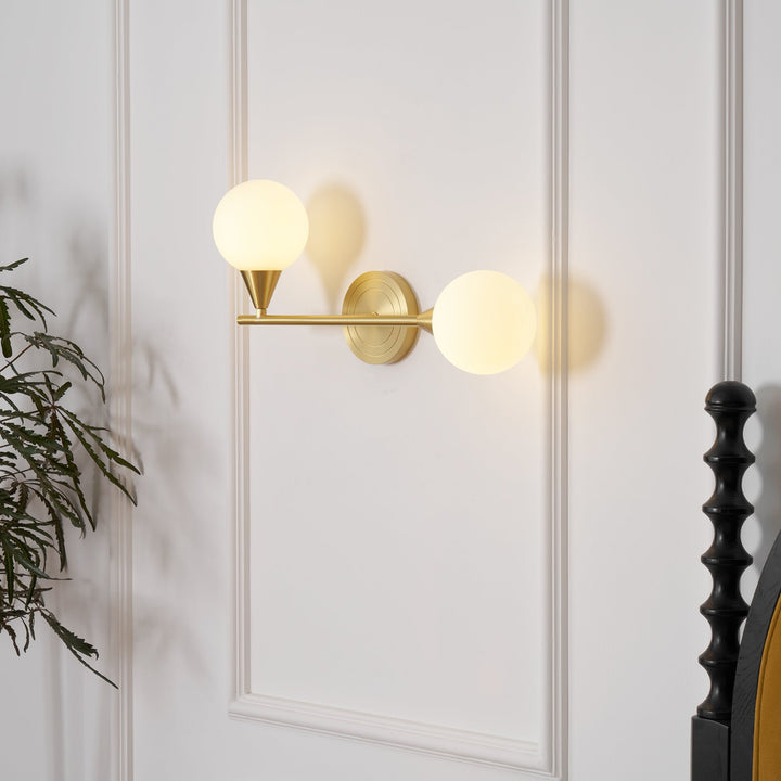 Aplique de pared latón con globos de cristal blanco. Diseño moderno para cualquier espacio.