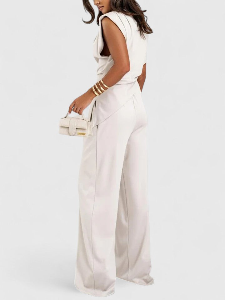 Modelo de mujer luciendo un conjunto de dos piezas: top holgado y pantalón palazzo, estilo moderno.