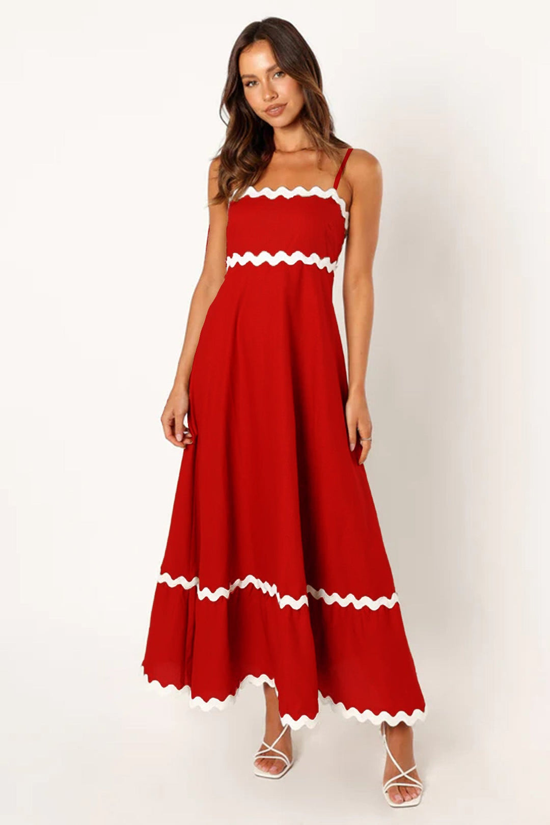 Vestido de verano de mujer, largo, con tirantes y un hermoso diseño de ondas. Estilo playa.