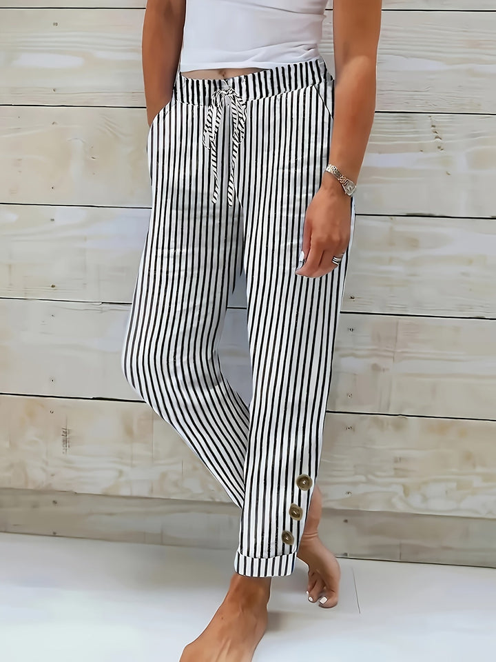 Pantalón de mujer ligero y cómodo con rayas negras. Perfecto para un look casual o elegante de primavera y verano.